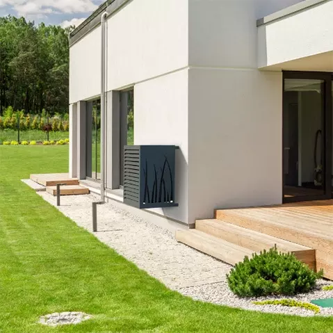 photo cache pompe à chaleur accroché en façade sur le mur