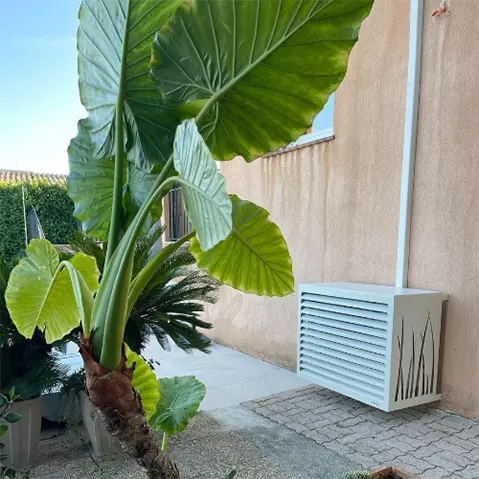 photo cache pompe à chaleur déporté dans le jardin