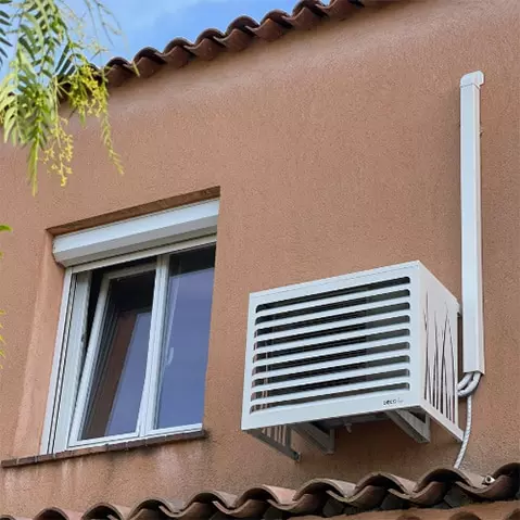 photo cache pompe à chaleur suspendu en hauteur